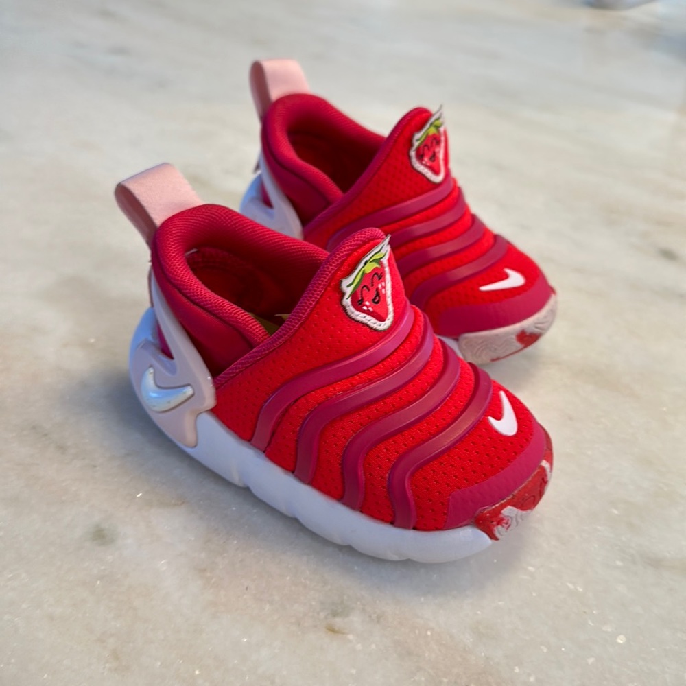 Nike Dynamo Go FlyEase "Lil Fruits" Easy On/Off Toddler Girls' Shoe